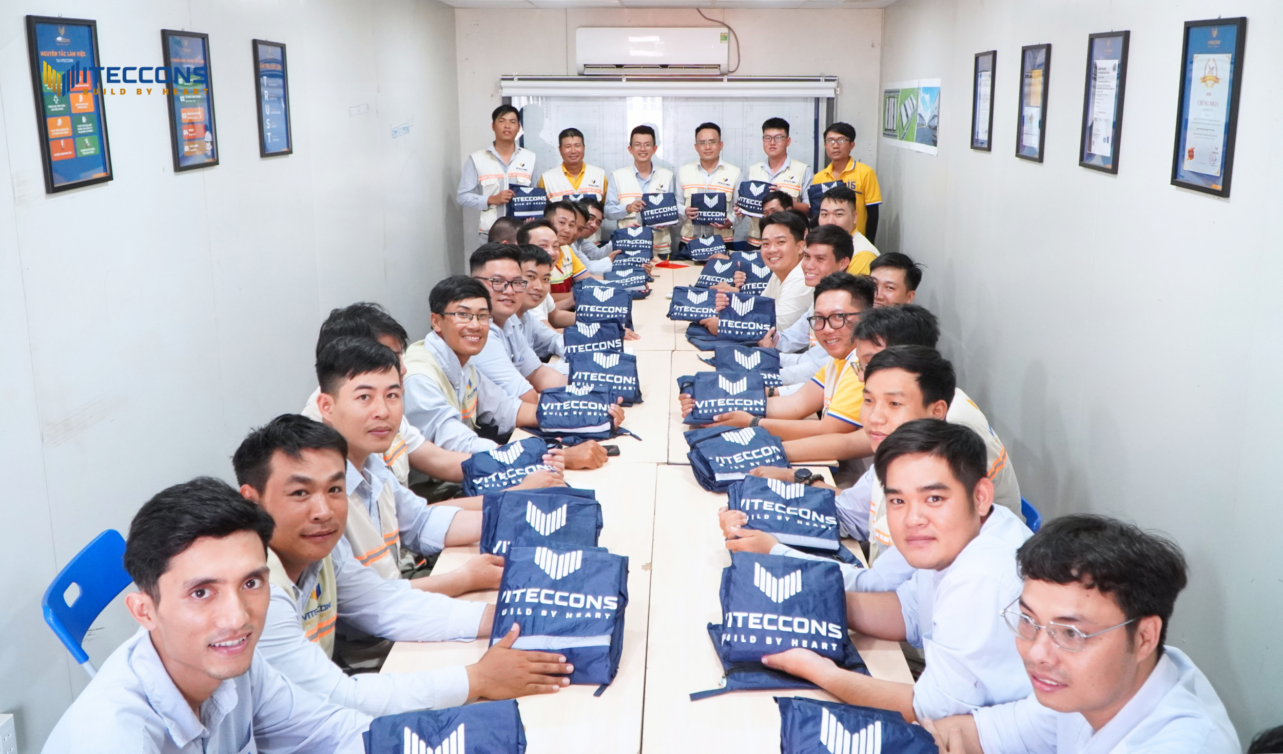 VITECCONS TẶNG ÁO MƯA CHO CBNV: MÓN QUÀ NHỎ, Ý NGHĨA LỚN