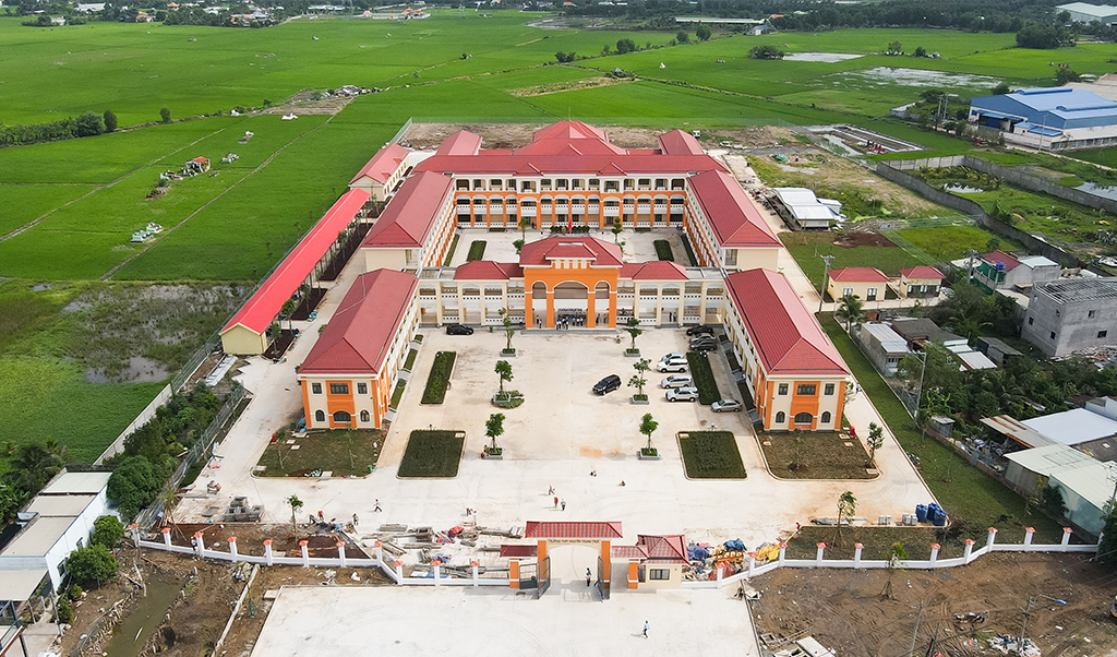 DEDICATION CEREMONY OF THE STATUE OF HERO NGUYEN TRUNG TRUC - VITECCONS OFFICIALLY COMPLETES AND HANDS OVER NGUYEN TRUNG TRUC HIGH SCHOOL PROJECT (LONG AN)