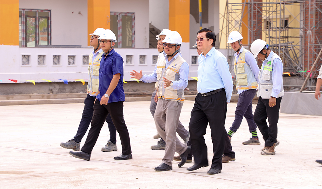 FORMER PRESIDENT - TRUONG TAN SANG IS SATISFIED WITH THE PROGRESS OF THE NGUYEN TRUNG TRUC HIGH SCHOOL PROJECT.