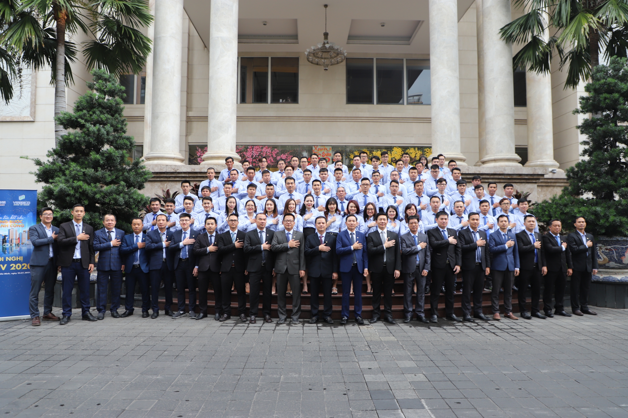 Ban Lãnh đạo và CBNV Viteccons chụp ảnh lưu niệm 