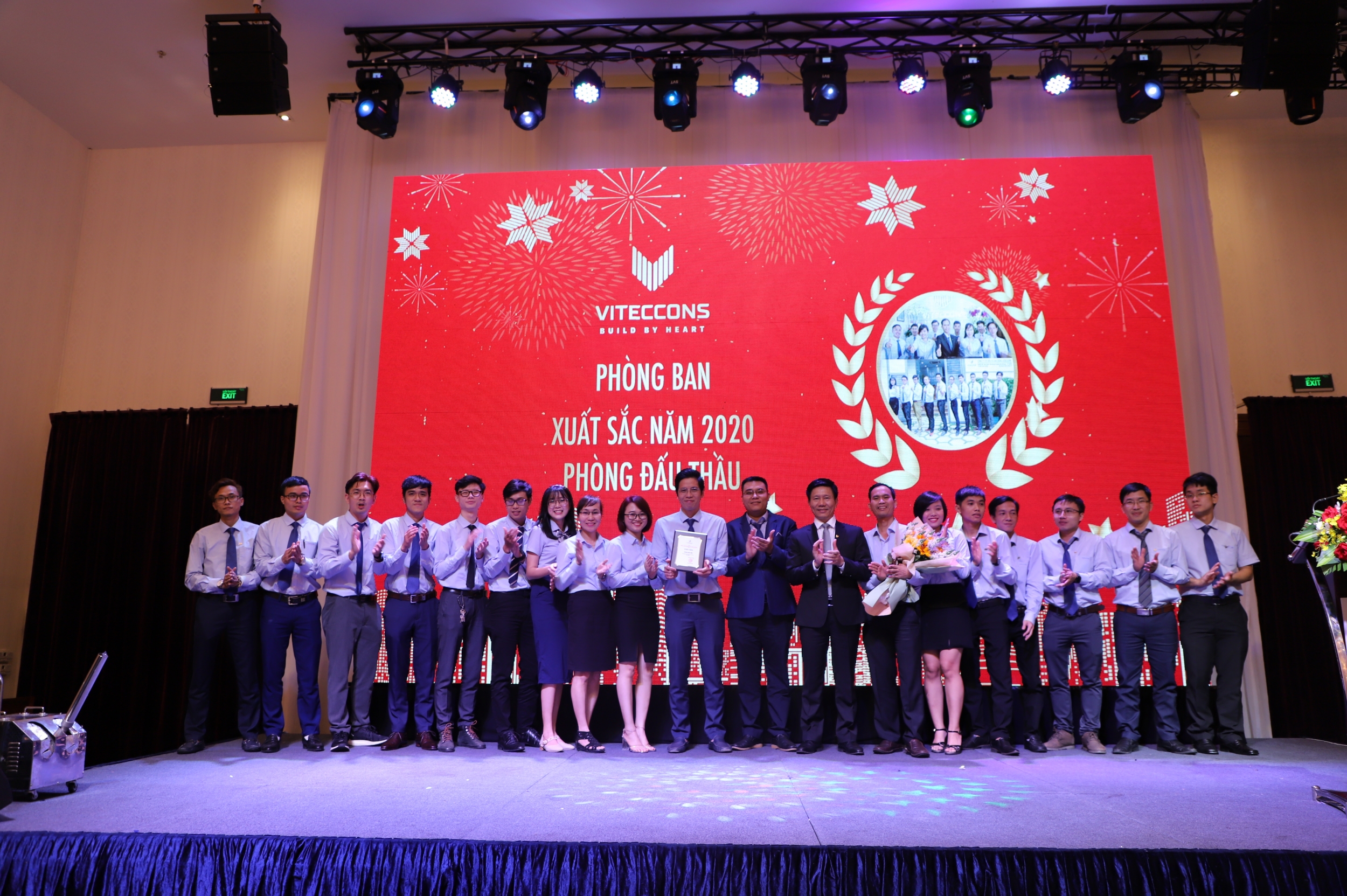 Ông Phan Huy Vĩnh - Tổng Giám đốc Viteccons trao giải Phòng Ban xuất sắc năm 2020