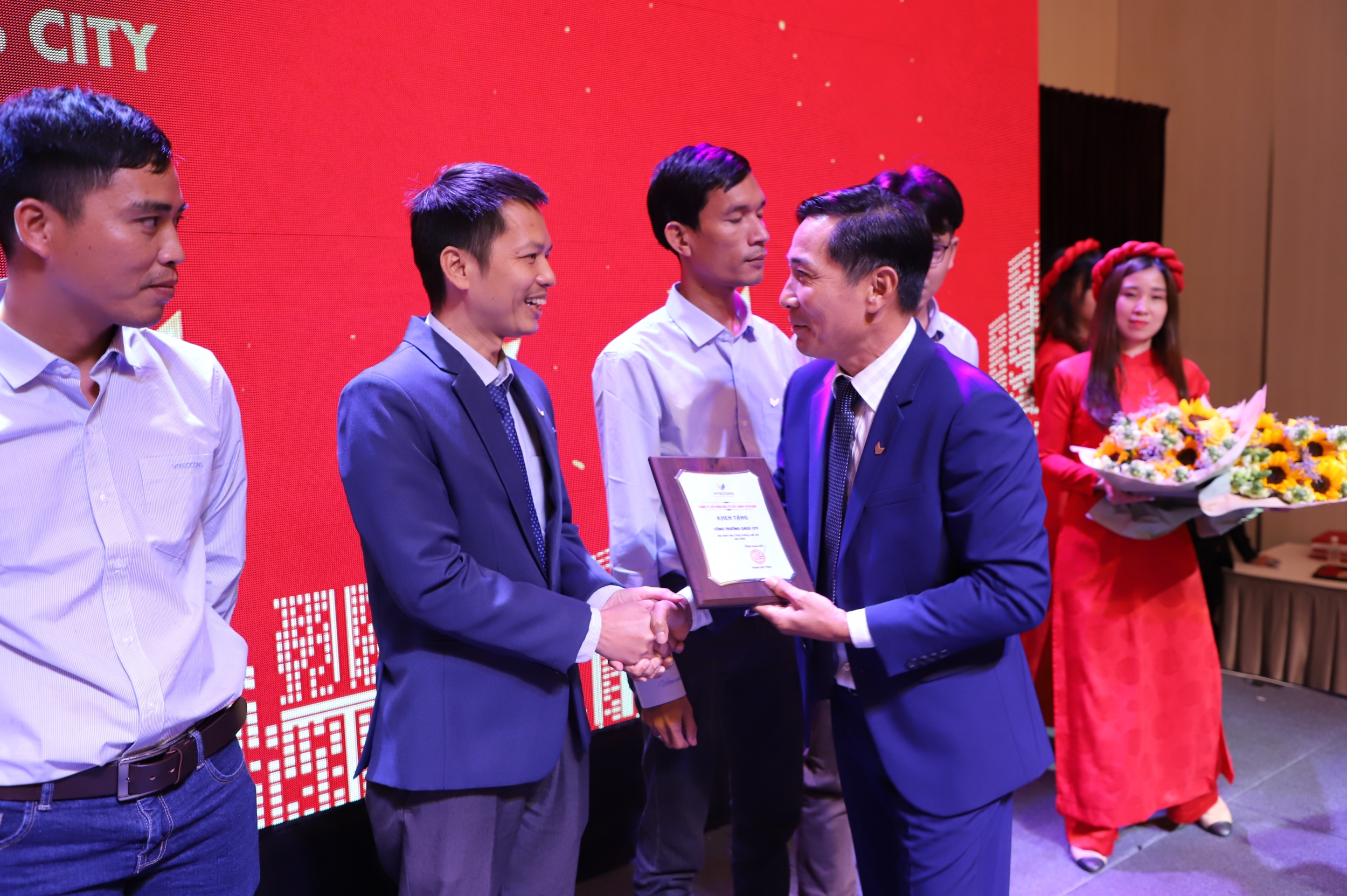 Ông Đỗ Ngọc Tuấn - Chủ tịch HĐQT Viteccons trao giải công trình xuất sắc năm 2020